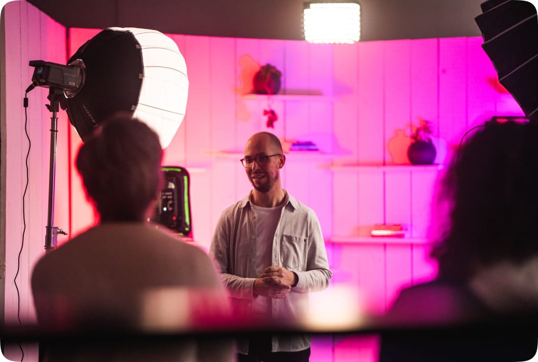 Mathijs presenteert in de Peakfort studio