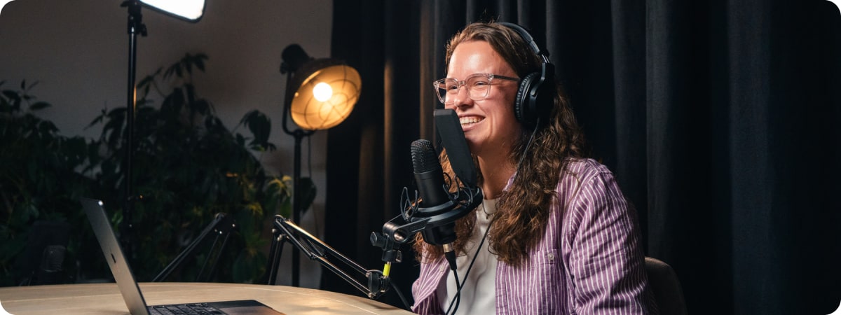 header meisje podcast opnamen